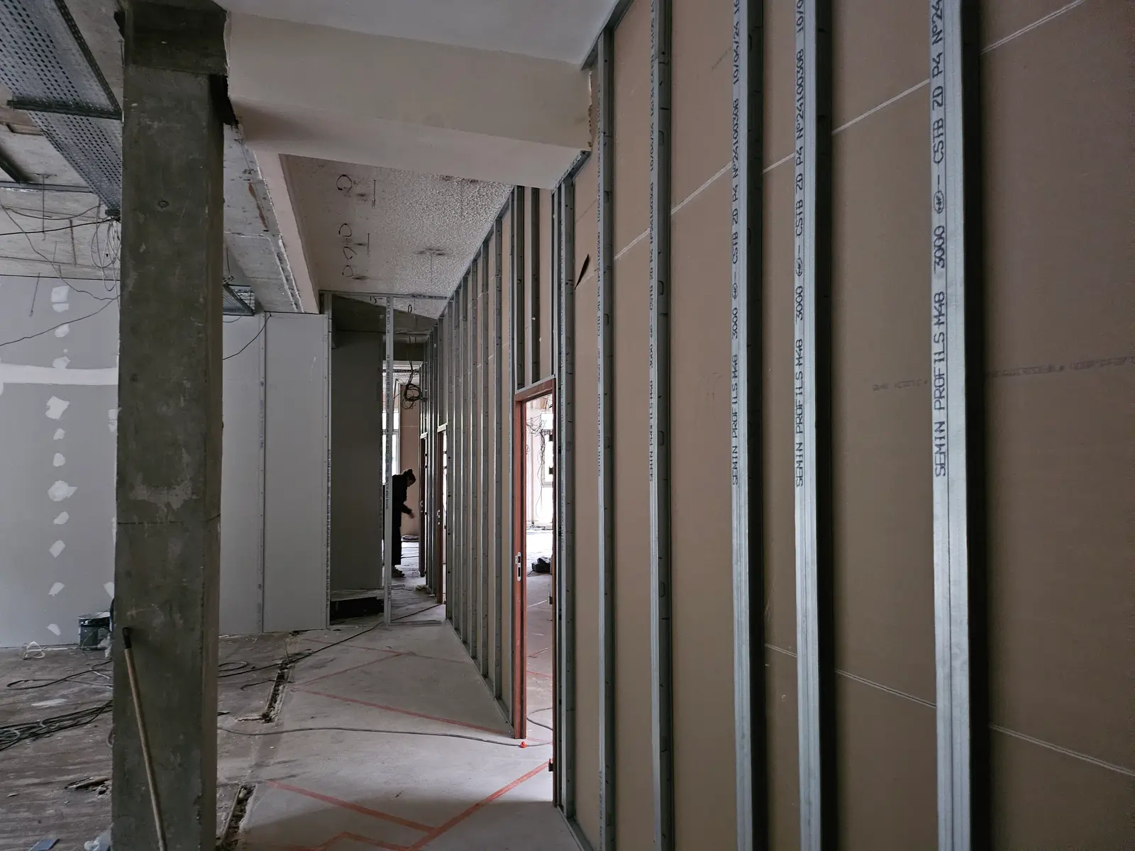 Chantier de réaménagement du hall d'accueil à Torcy en cours de travaux